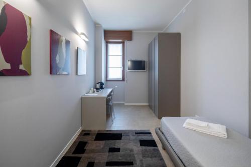 Habitación con cama y lavabo. en Golgi Suite, en Pavia