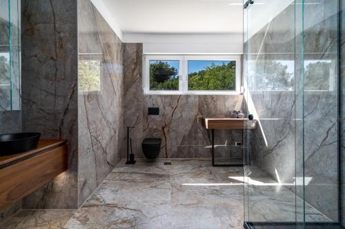 Kúpeľňa v ubytovaní NEW! Seaview Villa ABA with 38sqm heated infinity pool, 4 bedrooms, Media room, 150m from sea