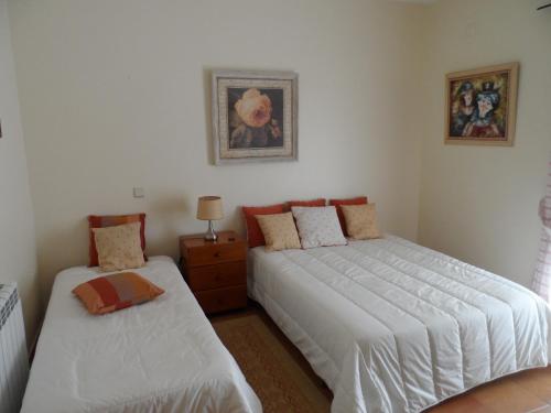 1 dormitorio con 2 camas, vestidor y una foto en Hedone Sintra, en Sintra