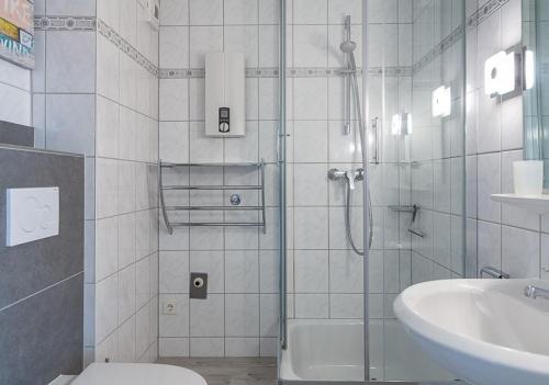 e bagno con doccia, servizi igienici e lavandino. di Duen12_43 a Westerland