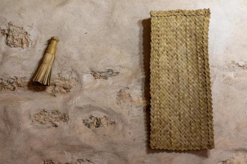 a straw broom and a piece of rug on the floor at Casa Rural Tamasite in Tuineje