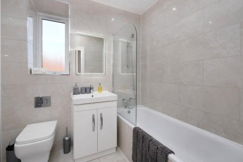 ein Badezimmer mit einem WC, einem Waschbecken und einer Badewanne in der Unterkunft Oxford Rd 2 Bed Serviced Apartment 06 with Parking, Reading By 360Stays in Reading