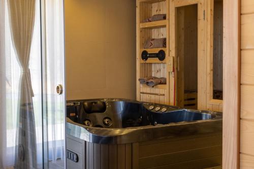 Habitación con baño con bañera de acero. en Batllava Premium Resort Villa 1, en Orllan