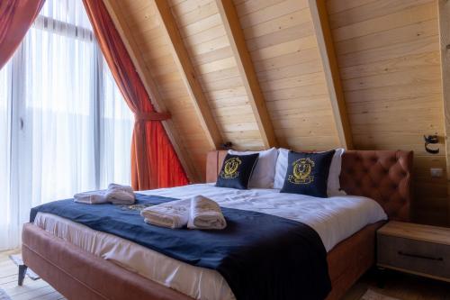 1 dormitorio con 1 cama con 2 almohadas en Batllava Premium Resort Villa 1 en Orllan