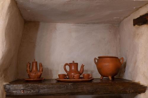 a shelf with three vases and cups on it at Casa Rural Tamasite in Tuineje