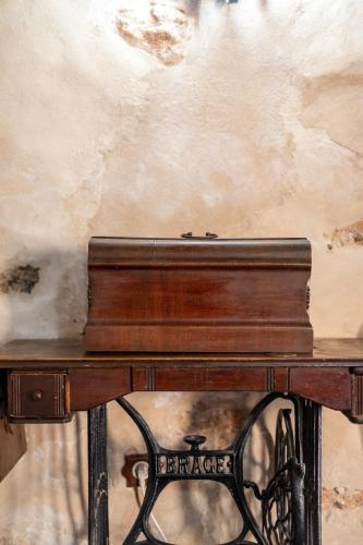 a wooden table with a briefcase on top of it at Casa Rural Tamasite in Tuineje