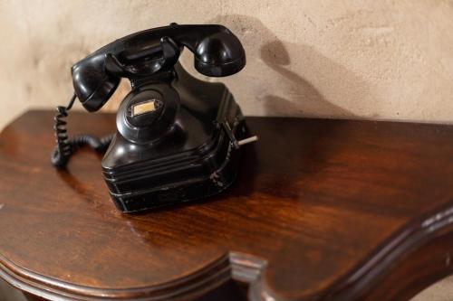 a telephone sitting on top of a wooden table at Casa Rural Tamasite in Tuineje