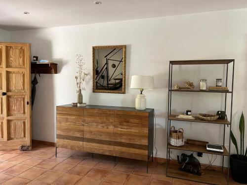 um quarto com uma cómoda de madeira e um espelho em Villa Sestret By LeMón Holiday em Valldemossa