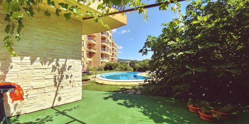 einen Hinterhof mit einem Pool und einem Gebäude in der Unterkunft Riviera Sea VillageApartments Golden sands in Goldstrand