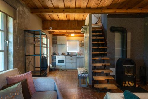 sala de estar con escalera y cocina en Bon Villa, en Zalaszentgrót