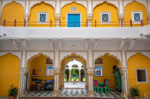 einen Torbogen in einem Gebäude mit gelben Wänden in der Unterkunft Diggi Palace A Luxury Heritage Hotel in Jaipur