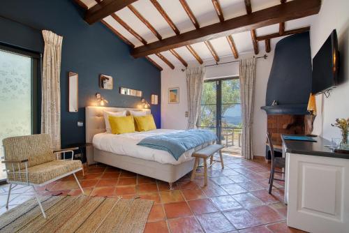 a bedroom with a bed and a table and chairs at Domaine des Chênes de la Galline in La Garde-Freinet