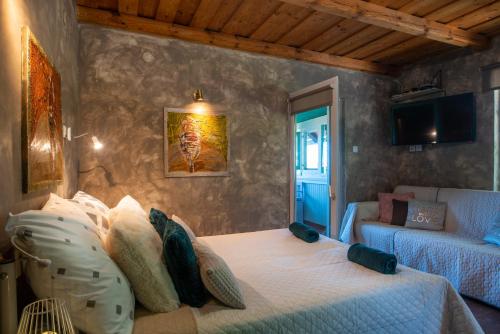 Bon Villa في Zalaszentgrót: غرفة نوم بسرير واريكة