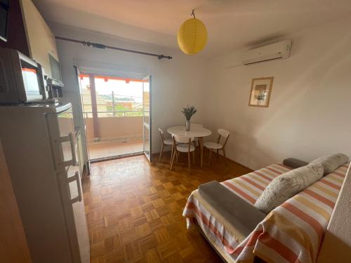 Cette chambre comprend un lit, une table et une salle à manger. dans l'établissement Apartments Iva, à Pakoštane