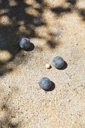 three rocks sitting on the sand in at La Flambée in Sennecey-lès-Dijon