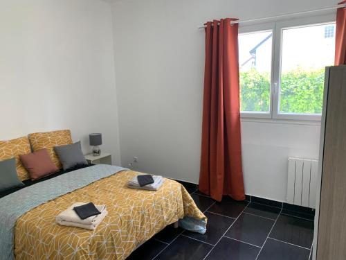 ボンディにあるVilla Tenjin Chambre 4のベッドと窓のある寝室