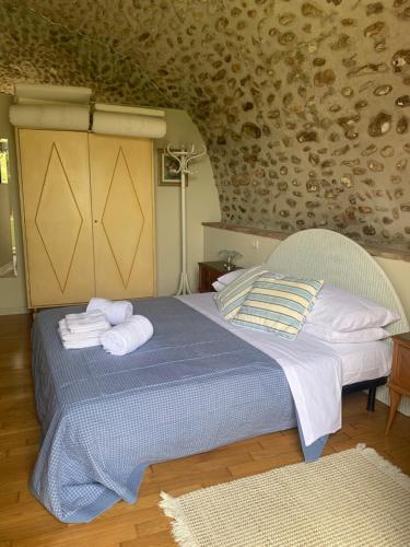 Un dormitorio con una cama con toallas. en La Guarnigione, en Valeggio sul Mincio