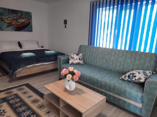 Un pat sau paturi într-o cameră la Casa Dobrogea