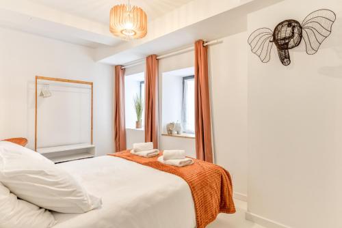 a white bedroom with a bed and a mirror at Les Gîtes de Laure - L'Or Blanc, Appartement avec Vue sur le Chateau, Climatisation, Netflix, à 160 m de la Cité Médiévale in Carcassonne