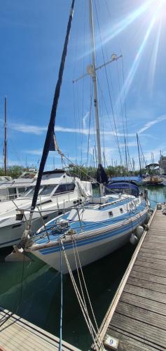 Photo de la galerie de l'établissement Baladin - Dormir sur un voilier By Nuits au Port, à La Rochelle