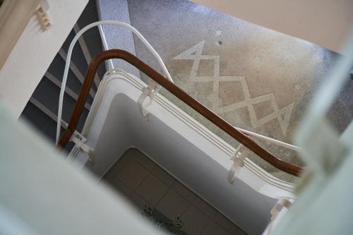 une vue sur un escalier dans un bâtiment dans l'établissement Hotel Korona, à Harkány