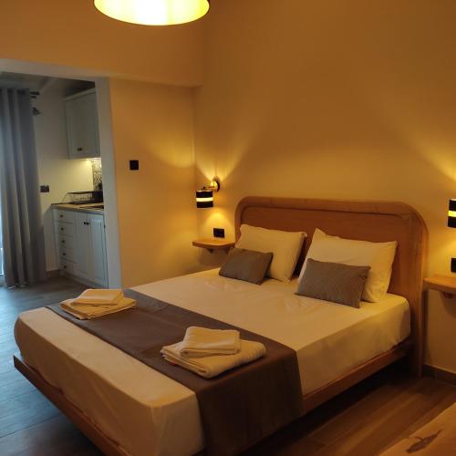 Un pat sau paturi într-o cameră la Pansion Nikos