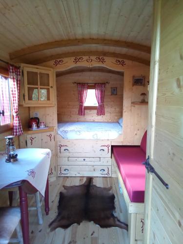 Cette petite chambre comprend une table et un lit. dans l'établissement Acabatz de dintrar, à Brezons