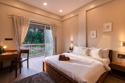 Un pat sau paturi într-o cameră la SaffronStays Midori, Kolad - private pool villa near river rafting camp