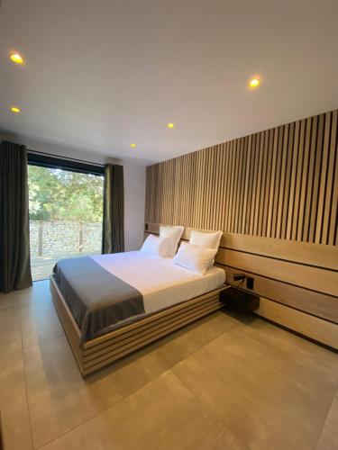 ボニファシオにあるMini-Villa Jadeのベッドルーム1室(ベッド1台、大きな窓付)