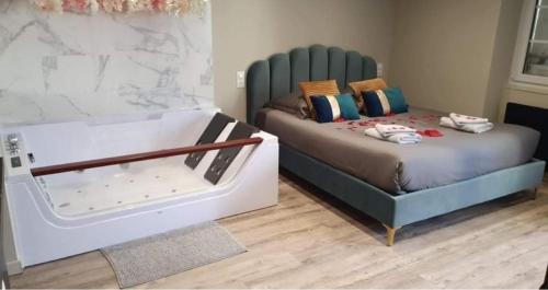 Ένα ή περισσότερα κρεβάτια σε δωμάτιο στο Superbe appartement avec Balnéothérapie/spa/ Champagne