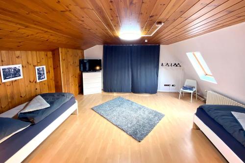 Großes Zimmer mit 2 Betten und einem blauen Vorhang. in der Unterkunft 3 room apartment in Lengerich in Lengerich