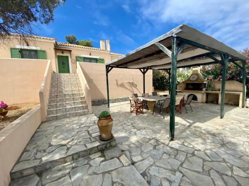 Family D 3 bedroom house with BBQ&Patio in huge estate!