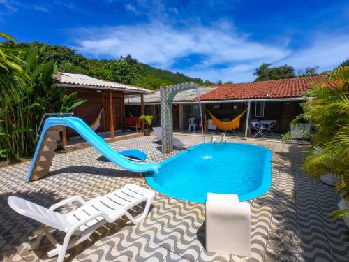 um quintal com escorrega e uma piscina em Pousada das Flores em Fernando de Noronha