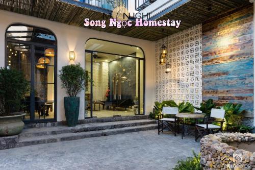 a restaurant with a sign that reads save xeco honesty at Homestay Song Ngọc Phan Thiết in Phan Thiet