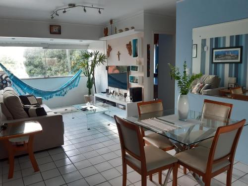 Apartamento 2 Qrts, Ed. Atlantis, Prox. Praia .