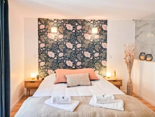 Postel nebo postele na pokoji v ubytování Majord'Home Spa 4*-L'élégance-Balnéo Vieille Ville