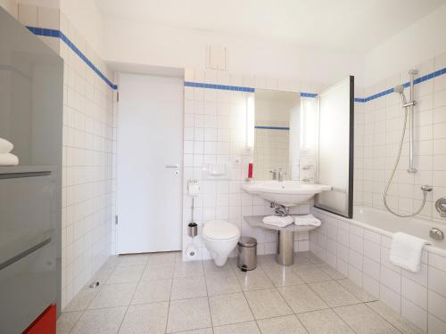 ein weißes Bad mit einem Waschbecken und einem WC in der Unterkunft Kaiservillen Heringsdorf - Ferienwohnung mit 1 Schlafzimmer und Balkon D134 in Heringsdorf