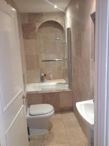 Bilik mandi di City Centre - Rivers Street, quiet 2 bed ground floor Georgian garden Apartment