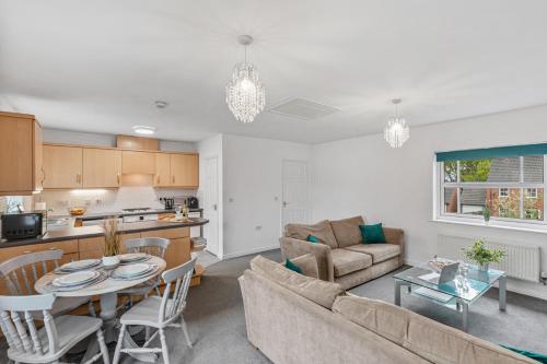 un soggiorno con divano e tavolo di Silver Stag Properties, Modern 2 BR House a Thringstone
