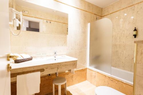 Ένα μπάνιο στο Hotel Dauro Premier