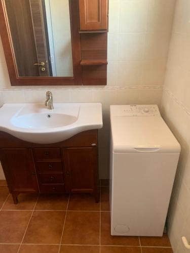 baño con lavabo y nevera pequeña en Villa Paradiso, en Montegiordano