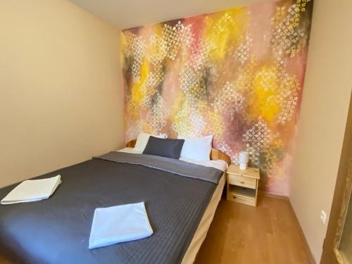 Postel nebo postele na pokoji v ubytování ORANGEHOMES One Bedroom Design Apartment