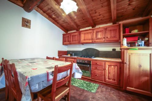 Kuchyň nebo kuchyňský kout v ubytování Antica casa di montagna Maison Bovard