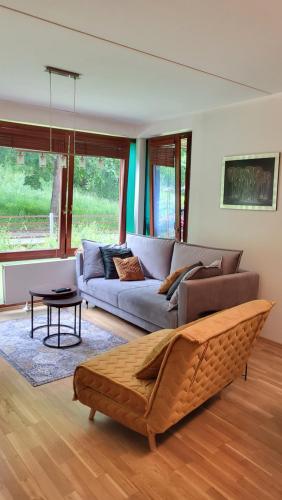 - un salon avec un canapé et une table dans l'établissement Vallikraavi Home, à Tartu