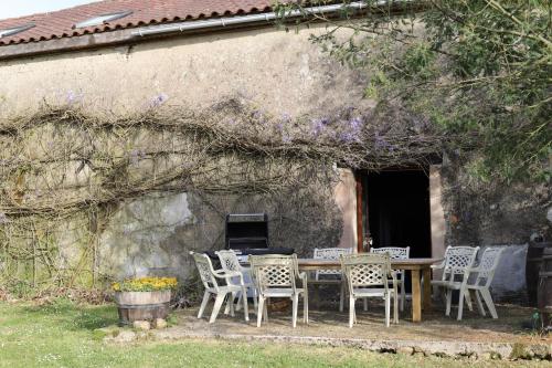 a table and chairs in front of a building at Le Hibou @ Le Prielle in Madiran