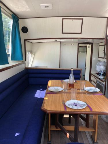 une salle à manger avec deux tables dans un wagon dans l'établissement Le bateau du Foudre, à Châtillon-en-Bazois