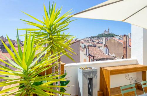 d'un balcon avec une plante offrant une vue sur la ville. dans l'établissement STUDIO ** ROOFTOP ** LULLI, à Marseille