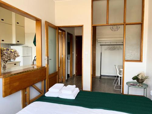 a room with a bed and a kitchen with a counter at Boavista YourHome in Porto