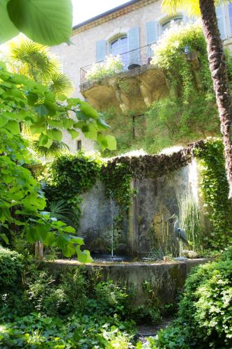 Κήπος έξω από το Bed and breakfast Le Château d'Uzer