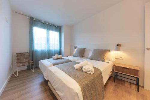 een slaapkamer met een groot bed en een raam bij Bravissimo Afra, 2-bedroom apartment in Girona